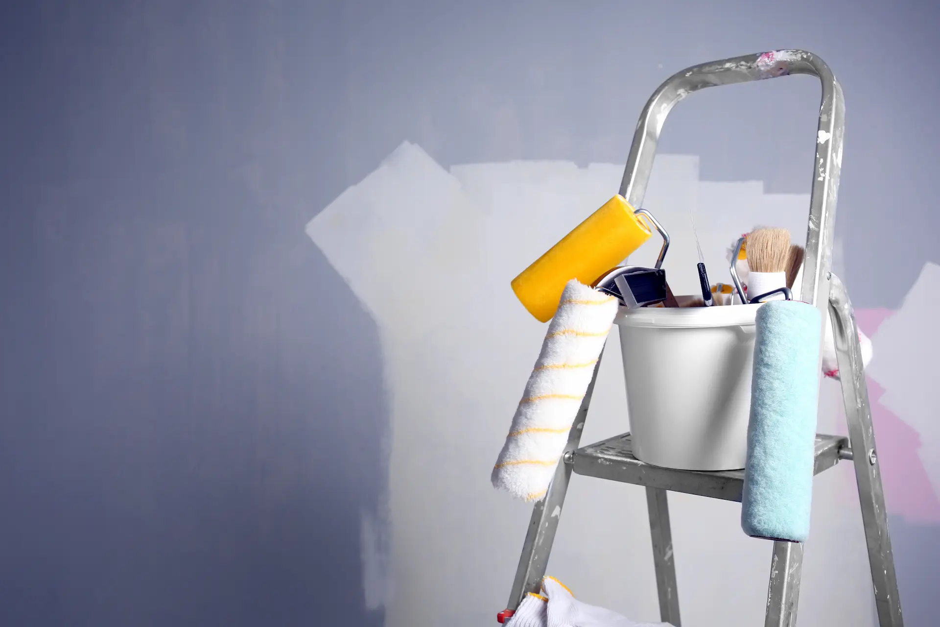 Leiter mit Malerwerkzeug neben einer farbigen Wand | Kurt Juchem - Malermeister Fachbetrieb
